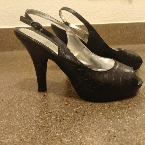 Shoes - Picture 2 of 8